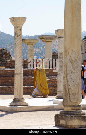 SELCUK, TR - ca. AUGUST 2009 - Priester amtiert eine Zeremonie in den Ruinen der St. Johannes Kathedrale in Selcuk, Türkei. Stockfoto