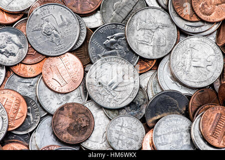 US-amerikanische Münzen stapeln Pfennige Nickels Dimes Quarters Vereinigte Staaten // VEREINIGTE STAATEN — Ein verstreuter Stapel amerikanischer Münzen, darunter Viertel, Dimen, Nickels und Pfennige, zeigt die Vielfalt der US-Münzen im Umlauf. Die Viertel (25¢) weisen ihre markante Schilfkante und silberfarbene Cupronickel-Zusammensetzung auf, während kleinere Dimmen (10¢) eine ähnliche Färbung aufweisen, aber die Schilfkante fehlt. Kupferfarbene Pfennige (1¢) stehen im Kontrast zu den größeren nickelfarbenen fünf-Cent-Stücken, wodurch eine vielfältige Palette von Stückelungen entsteht, die für den typischen Taschenwechsel der amerikanischen Daily Commer typisch sind Stockfoto