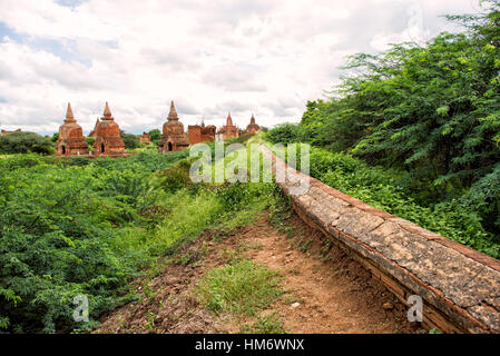 BAGAN, Myanmar – Eine Ansammlung kleiner Pagoden und Stupas im östlichen Teil der archäologischen Zone Bagan nahe der Lemyethna-Pagode. Stockfoto