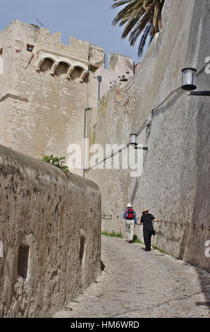 Touristen zu Fuß den steilen Weg hinauf zum San Domino auf den Tremiti-Inseln. Stockfoto