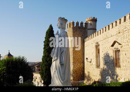 Statue der Königin Isabella in Toledo, mit Schloss im Hintergrund. Stockfoto