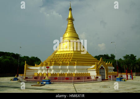 LUMBINI, NP - ca. AUGUST 2012 - buddhistischen Tempel in Lumbini. Lumbini ist bekannt als der Geburtsort von Siddharta, und hier sind viele buddhistische Tempel Stockfoto