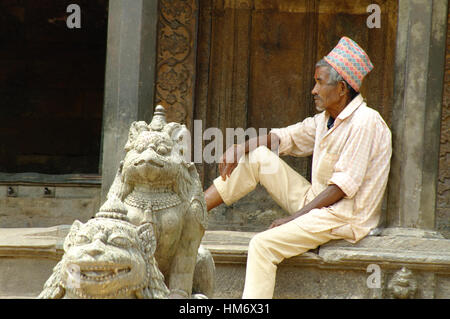 KATHMANDU, NP - ca. AUGUST 2012 - älterer Mann in Durbar Square. Nepal wird im Jahr 2015 eine große Beben erschüttert. Stockfoto