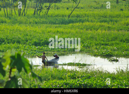 MANAUS, BR - ca. AUGUST 2011 - Fischer auf einem Kanu auf dem Amazonas. Angeln ist Bestandteil der Wirtschaft der Region. Stockfoto