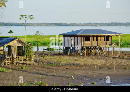 MANAUS, BR - ca. AUGUST 2011 - Stelzenhaus am Ufer Amazonas Flusses Stockfoto