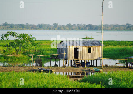 MANAUS, BR - ca. AUGUST 2011 - Stelzenhaus am Ufer Amazonas Flusses Stockfoto