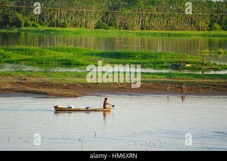 MANAUS, BR - ca. AUGUST 2011 - Fischer auf einem Kanu auf dem Amazonas. Angeln ist Bestandteil der Wirtschaft der Region. Stockfoto