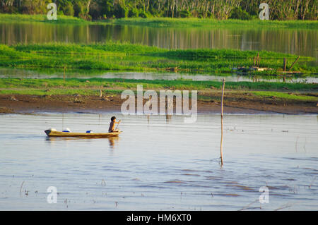 MANAUS, BR - ca. AUGUST 2011 - Fischer auf einem Kanu auf dem Amazonas. Angeln ist Bestandteil der Wirtschaft der Region. Stockfoto