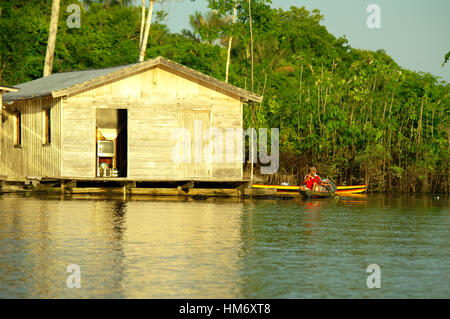 MANAUS, BR - ca. AUGUST 2011 - Stelzenhaus am Ufer Amazonas Flusses Stockfoto