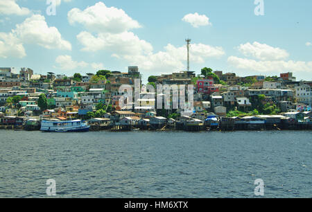 MANAUS, BR - ca. AUGUST 2011 - Blick auf den Manaus Favelas, den ärmsten Teil der Stadt. Stockfoto