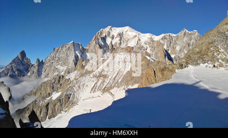 Mt. Blanc Gipfel vom Gletscher unterhalb Torino Hütte gesehen. Stockfoto