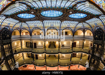 MEXIKO-STADT, Mexiko - das großzügige Interieur des Gran Hotel De La Ciudad De Mexico, ein architektonisches Juwel im Herzen der Stadt. Bekannt für seine exquisite Tiffany-Buntglasdecke und Art Nouveau-Stil, ist es ein Zeugnis für Mexikos reiches kulturelles und architektonisches Erbe. Stockfoto