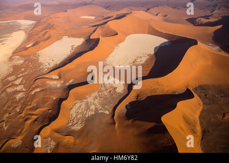 Sanddünen, White Clay Pan, die Salzpfanne, Deadvlei, Sossusvlei, Namib Wüste, Namib-Naukluft-Pk, Namibia, von Monika Hrdinova/Dembinsky Foto Assoc Stockfoto