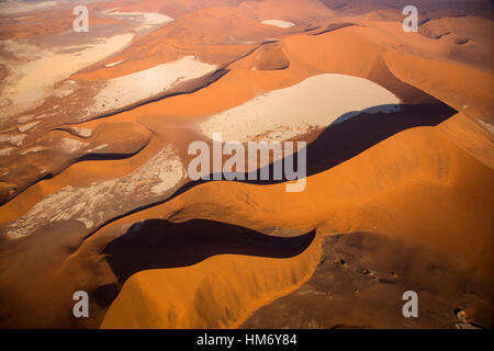 Antenne der Sanddünen und weißen Ton Pfannen, Namib Wüste, Namib-Naukluft Park, Namibia, von Monika Hrdinova/Dembinsky Foto Assoc Stockfoto