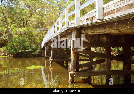 Historische Holz- Varney Brücke über den Fluss am Hacken Audley, Royal National Park, Sydney, Australien. Retro getönt. Stockfoto