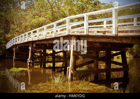 Historische Holz- Varney Brücke über den Fluss am Hacken Audley, Royal National Park, Sydney, Australien. Retro getönt. Stockfoto