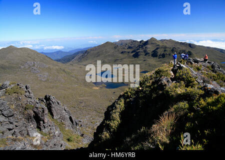 Touristen, die gerne über Seen Las Morenas vom Gipfel des Mount Chirripo, Costa Ricas höchster Berg (3820m). Chirripo Nationalpark, Costa Rica. Stockfoto