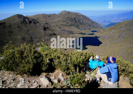 Touristen, die gerne am See Chirripo vom Gipfel des Mount Chirripo, Costa Ricas höchster Berg (3820m). Chirripo Nationalpark, Costa Rica. Stockfoto