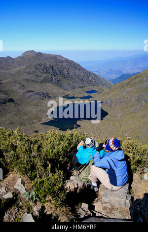 Touristen, die gerne am See Chirripo vom Gipfel des Mount Chirripo, Costa Ricas höchster Berg (3820m). Chirripo Nationalpark, Costa Rica. Stockfoto