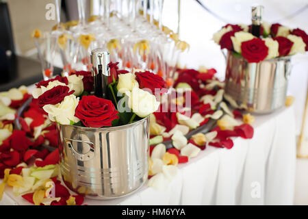 Flasche Champagner in einem Eimer mit Blumen Stockfoto