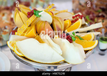 Melone Teller mit in Scheiben geschnittenen gelben Früchten Nahaufnahme Stockfoto