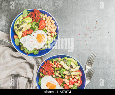 Gesundes Frühstück mit Spiegelei, Kichererbse, Sprossen, Samen in Schalen Stockfoto