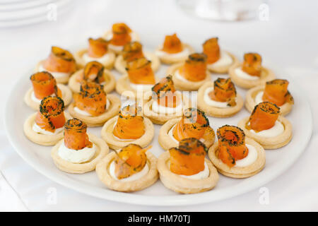 Törtchen mit roter Fisch hautnah Stockfoto