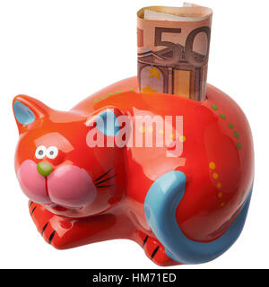 Setzen 50-Euro-Schein in die rote Spardose. Sparschwein ist in Form von Katze. Stockfoto