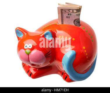 Rote Spardose in Form einer Katze auf weißem Hintergrund platziert. Setzen 50 Dollar Hinweis in das rote Sparschwein. Stockfoto