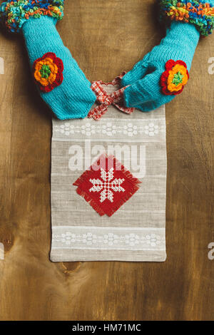 Brautjungfer Geschenk Canvas Tasche mit einer roten Schleife. Paket hat rot-weiße Muster. Stockfoto