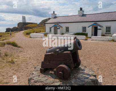 Kanone und Leuchtturm Halter Häuschen auf Llanddwyn Insel Anglesey Stockfoto