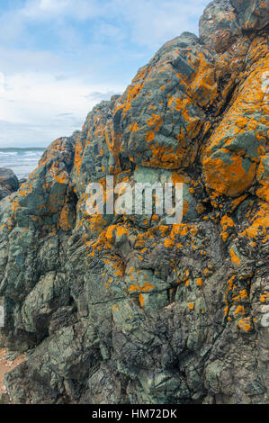 Kissen Lavafelsen am Strand von Llanddwyn Island Llanddwyn Bucht anglesey Stockfoto