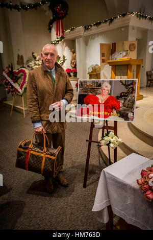 Zsa Zsa Gabor in intimen Beverly Hills Beerdigung bei guter Hirte katholische Kirche Featuring bestattet: Prinz Frederic von Anhalt, Prinz Frederic von Anhalt, Fürst von Anhalt, Prinz von Anhalt wo: Los Angeles, California, Vereinigte Staaten von Amerika bei: Kredit-30. Dezember 2016: Frank Fastner/WENN.com Stockfoto