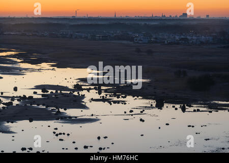 Top Aussicht auf Tallinn Stadtbild durch frühzeitige und nebligen Morgen, Estland Stockfoto