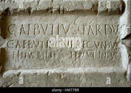 Funerary Stele. Kenotaph. 1. / 2. Jahrhundert. Sant Miquel de Vinebre Nekropole, Katalonien. Name des Vaters (Caius Aebutius Tardus) und sein Sohn (Caius Aebutius Verecundus), Soldat der Legion VI, starb vor 19 Jahren. Nationales Archäologisches Museum, Tarragona. Spanien. Stockfoto