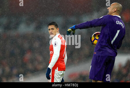 Arsenals Alexis Sanchez blickt zurück auf Watford Torhüter Heurelho Gomes während das Premier League-Spiel im Emirates Stadium in London. Stockfoto