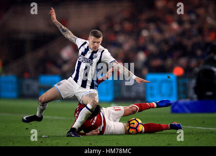 West Bromwich Albion's James McClean (links) und Middlesbrough Antonio Barragan Kampf um den Ball in der Premier League match bei Riverside Stadium, Middlesbrough. Stockfoto