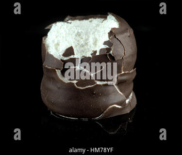 Krembo Schokolade-beschichteten Marshmallow behandelt, einer mit Biss Stockfoto