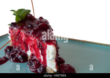 Käsekuchen auf weißen schließen sich isoliert Stockfoto