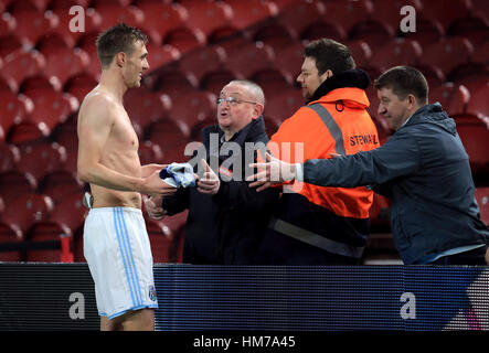 West Bromwich Albion's Darren Fletcher gibt sein Hemd an die Fans nach der Premier League match im Riverside Stadium Middlesbrough. Stockfoto