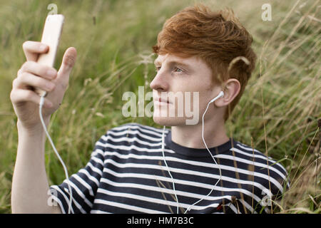 Junge in video chat auf dem iphone Stockfoto