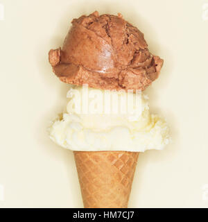 Vanille und Schokolade Eis im Kegel Stockfoto