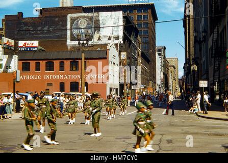 Ein Bohrer Team bestehend aus afroamerikanischen Kindern März auf Locust Street während einer Memorial Day Parade in der Innenstadt von St. Louis, Missouri, 28. Mai 1956. Gebäude einschließlich Avis ein Auto mieten, das katholische Information Center, die Farm und Hause Einsparungen und Loan Association Building, und Scruggs Vandervoort Barney Anhang (jetzt auf dem National Register of Historic Places). Stockfoto