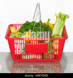 Obst und Gemüse im Supermarkt Korb auf Arbeitsplatte Stockfoto