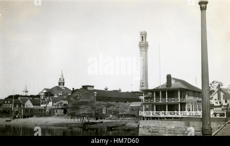 Antike c1940 Foto, Pier auf die Provincetown Skyline mit dem Pilgrim Monument und der Turm des Rathauses in Provincetown, Massachusetts, USA. Stockfoto