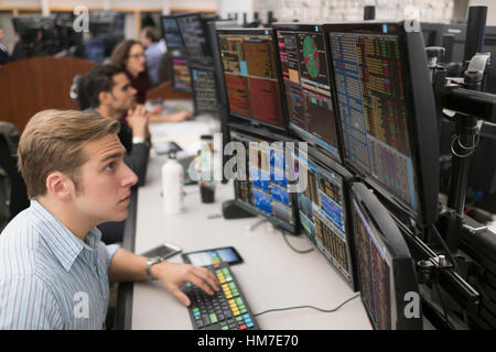 Junger Kaufleute Computer Datenanalyse Stockfoto