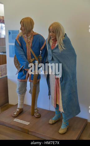 BLED, Slowenien - 7. September 2015: Figuren der alten slowenischen Bauern in mittelalterlichen Kleidern in der Burg von Bled. Burg liegt in den Julischen Alpen von Stockfoto