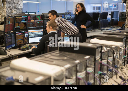 Junger Kaufleute arbeiten an Börse Stockfoto