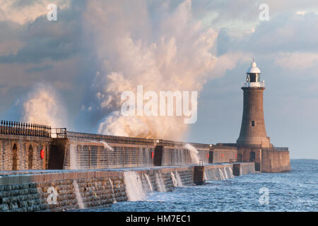 Fluß Tyne vorbei am Leuchtturm und North Pier "Wellenlinien" so mächtig Absturz über während einer Sturmflut, Newcastle Upon Tyne Stockfoto