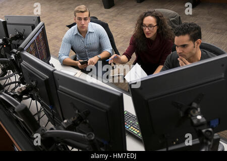 Junger Kaufleute Tagung vor Computermonitoren Stockfoto